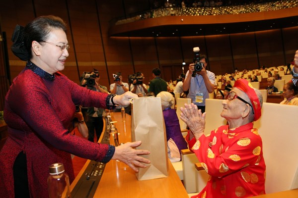 Chủ tịch Quốc hội gặp mặt 300 Mẹ Việt Nam anh hùng - Anh 4