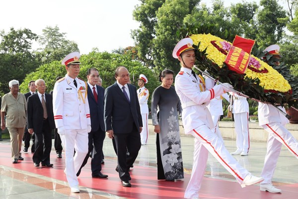 Lãnh đạo Đảng, Nhà nước viếng Chủ tịch Hồ Chí Minh, tưởng niệm các anh hùng liệt sĩ - Anh 1