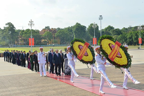 Lãnh đạo Đảng, Nhà nước viếng Chủ tịch Hồ Chí Minh, tưởng niệm các anh hùng liệt sĩ - Anh 3
