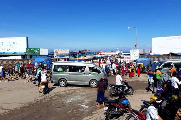 Quảng Ngãi: Đề nghị du khách đang ở huyện Lý Sơn khẩn trương trở về đất liền - Anh 2
