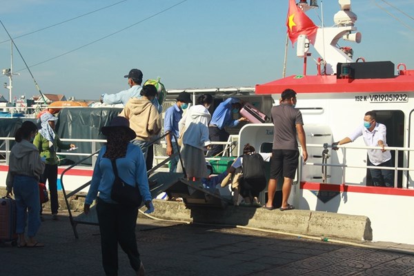 Quảng Ngãi: Tức tốc đưa gần 2.000 du khách rời đảo Lý Sơn ngay khi xuất hiện ca Covid-19 đầu tiên - Anh 1