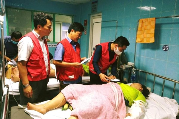 Hỗ trợ các nạn nhân trong vụ tai nạn giao thông nghiêm trọng tại  Quảng Bình - Anh 1