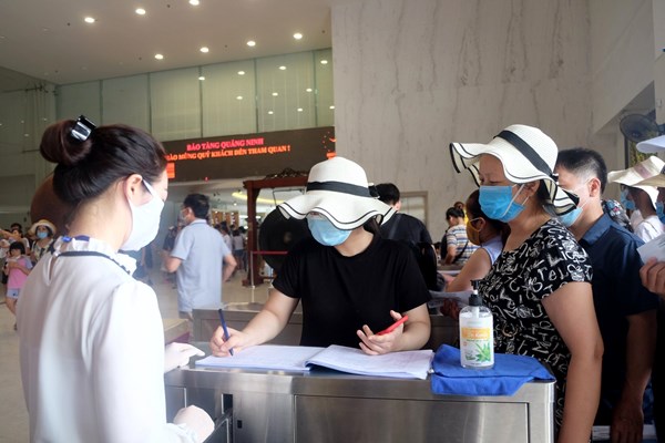 Quảng Ninh: Tạm dừng đưa/ đón khách đến các địa phương đã công bố có người nhiễm dịch Covid-19 - Anh 1