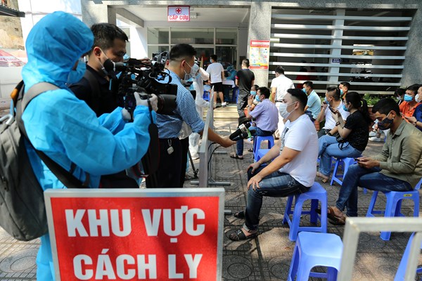 Hà Nội lấy mẫu xét nghiệm những công dân trở về từ Đà Nẵng - Anh 11
