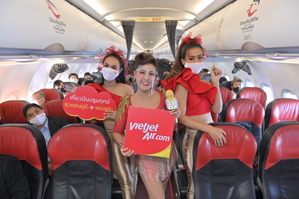 Vietjet Thái Lan khai trương đường bay Bangkok – Khon Kaen với màn biểu diễn của ca sỹ nổi tiếng Thái Lan Ying-Lee trên tàu bay - Anh 2