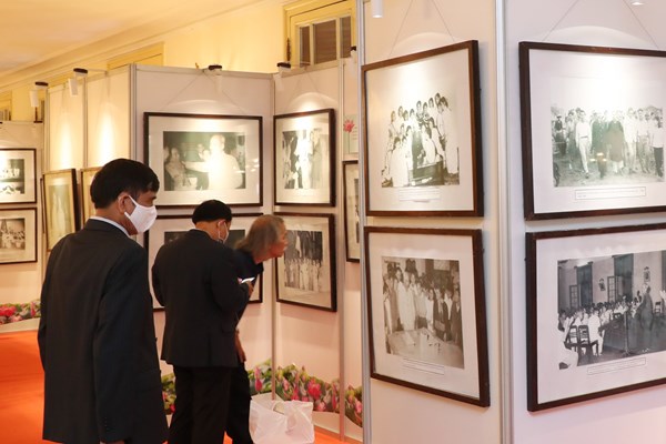 Triển lãm ảnh “Chủ tịch Hồ Chí Minh với trí thức, nhà khoa học, văn nghệ sĩ” - Anh 4