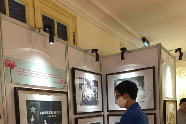 Triển lãm ảnh “Chủ tịch Hồ Chí Minh với trí thức, nhà khoa học, văn nghệ sĩ” - Anh 7