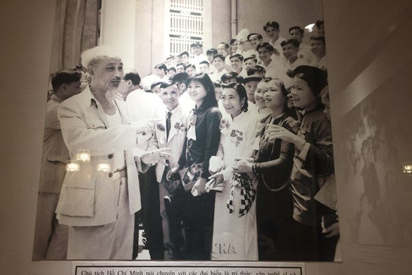 Triển lãm ảnh “Chủ tịch Hồ Chí Minh với trí thức, nhà khoa học, văn nghệ sĩ” - Anh 3