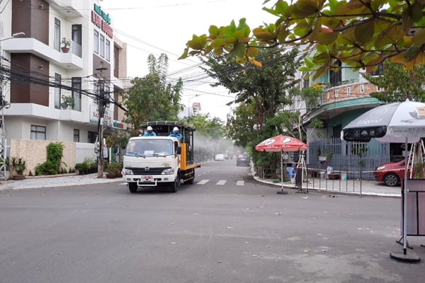 Đà Nẵng: Phun hóa chất khử khuẩn tại các tuyến đường, khu dân cư trên địa bàn quận Sơn Trà - Anh 2