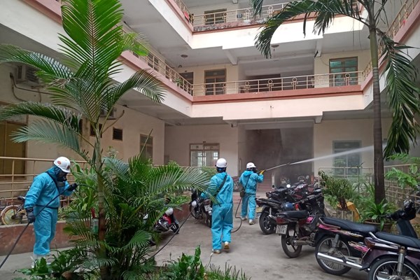 Đà Nẵng: Phun hóa chất khử khuẩn tại các tuyến đường, khu dân cư trên địa bàn quận Sơn Trà - Anh 1