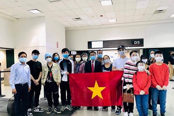 347 công dân Việt Nam từ Houston về nước an toàn - Anh 1