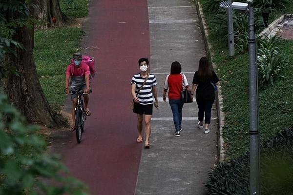 Singapore áp dụng bộ quy tắc ứng xử cho người đi bộ - Anh 1