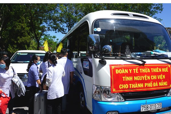 Đoàn y tế của Huế lên đường vào chi viện Đà Nẵng: “Địa phương ở nhà sẵn sàng hỗ trợ gia đình các đồng chí” - Anh 4