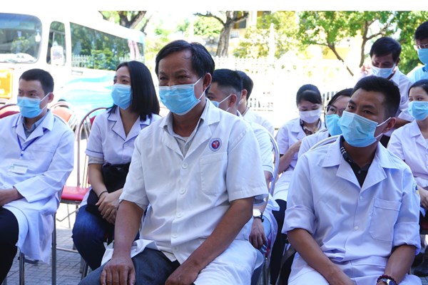 Đoàn y tế của Huế lên đường vào chi viện Đà Nẵng: “Địa phương ở nhà sẵn sàng hỗ trợ gia đình các đồng chí” - Anh 2