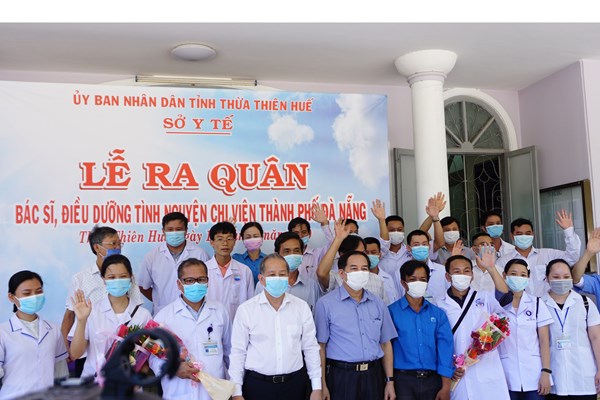 Đoàn y tế của Huế lên đường vào chi viện Đà Nẵng: “Địa phương ở nhà sẵn sàng hỗ trợ gia đình các đồng chí” - Anh 1