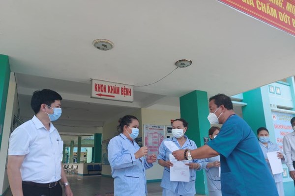 4 bệnh nhân Covid-19 đầu tiên liên quan đến Đà Nẵng ra viện - Anh 1