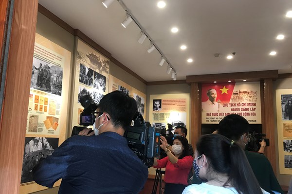 Khai mạc trưng bày Chủ tịch Hồ Chí Minh- người sáng lập Nhà nước Việt Nam Dân chủ Cộng hòa - Anh 3