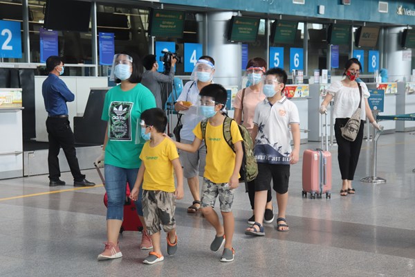 Đà Nẵng: 207 du khách về Hà Nội trên chuyến bay đầu tiên - Anh 1