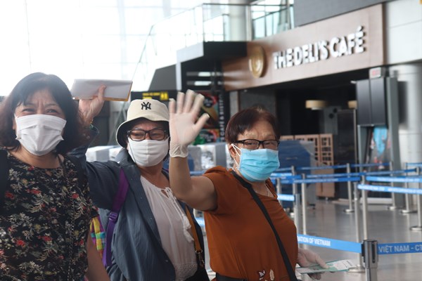 Đà Nẵng: 207 du khách về Hà Nội trên chuyến bay đầu tiên - Anh 4