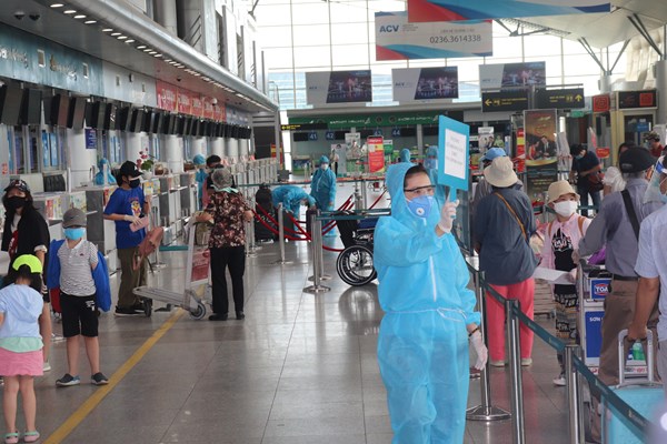Đà Nẵng: 207 du khách về Hà Nội trên chuyến bay đầu tiên - Anh 5