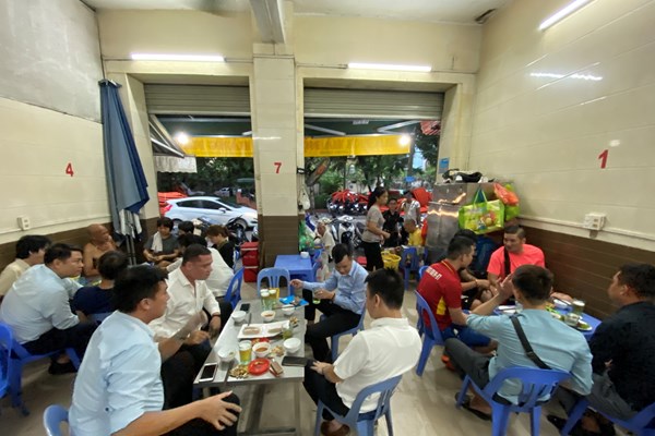 Hà Nội: Quán bia, nhà hàng, giải khát thực hiện giãn cách trước giờ G - Anh 1
