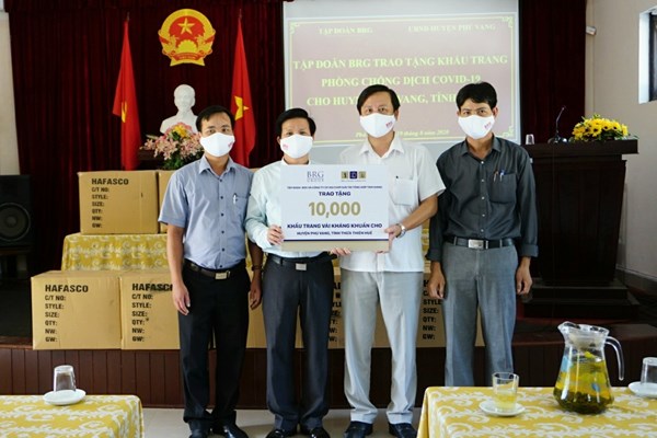 TT-HUẾ: Doanh nghiệp du lịch trao tặng 10.000 khẩu trang vải kháng khuẩn phòng chống dịch Covid-19 - Anh 1