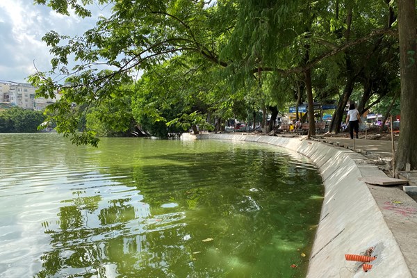 Hà Nội: Người dân thích thú với diện mạo mới của vỉa hè và bờ kè Hồ Gươm - Anh 11