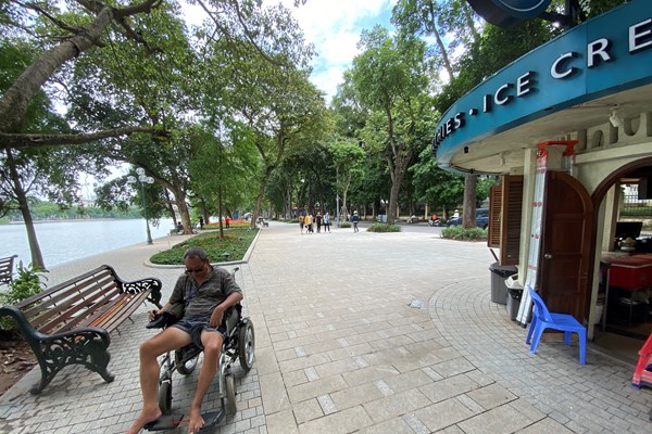 Hà Nội: Người dân thích thú với diện mạo mới của vỉa hè và bờ kè Hồ Gươm - Anh 5