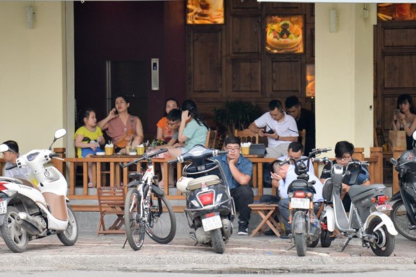 Hà Nội: Nhiều nhà hàng, quán cà phê vẫn chưa đảm bảo giãn cách - Anh 1