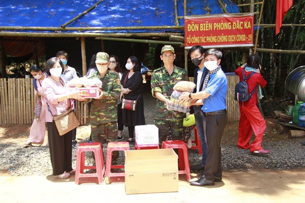 Ghi o noi “Am ap nghia tinh bien gioi” - Anh 1