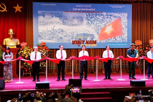 Trưng bày chuyên đề “Việt Nam – Độc lập, tự cường” - Anh 1