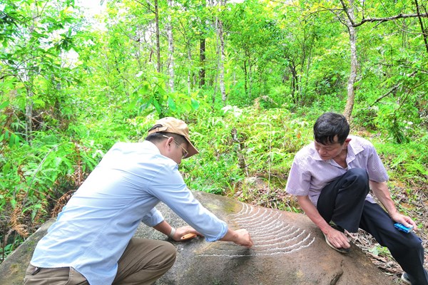 Phát hiện mới về khảo cổ học ở xã Lao Chải (Mù Cang Chải- Yên Bái): Những “siêu phẩm” về ruộng bậc thang trên đá - Anh 1