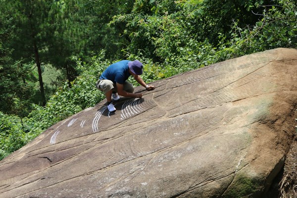 Phát hiện mới về khảo cổ học ở xã Lao Chải (Mù Cang Chải- Yên Bái): Những “siêu phẩm” về ruộng bậc thang trên đá - Anh 4