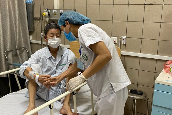 Sáng 31.8, thêm nhiều người đến Bệnh viện Bạch Mai khám sau khi ăn pate Minh Chay - Anh 2