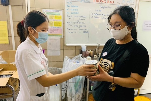 Sáng 31.8, thêm nhiều người đến Bệnh viện Bạch Mai khám sau khi ăn pate Minh Chay - Anh 1