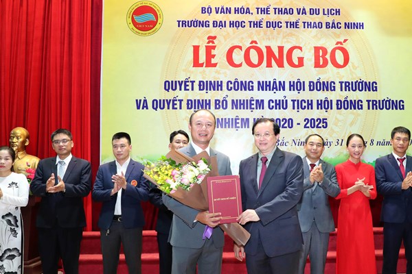 Trao Quyết định công nhận Hội đồng trường Trường Đại học TDTT Bắc Ninh - Anh 2