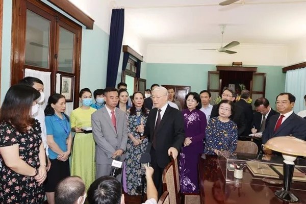 Tổng Bí thư, Chủ tịch nước Nguyễn Phú Trọng dâng hương tưởng niệm Chủ tịch Hồ Chí Minh - Anh 4