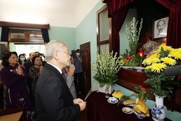 Tổng Bí thư, Chủ tịch nước Nguyễn Phú Trọng dâng hương tưởng niệm Chủ tịch Hồ Chí Minh - Anh 1