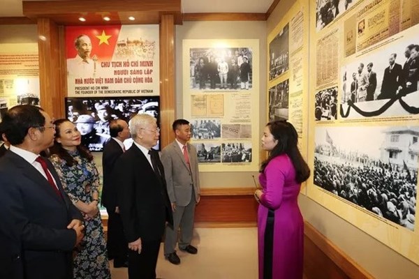 Tổng Bí thư, Chủ tịch nước Nguyễn Phú Trọng dâng hương tưởng niệm Chủ tịch Hồ Chí Minh - Anh 5