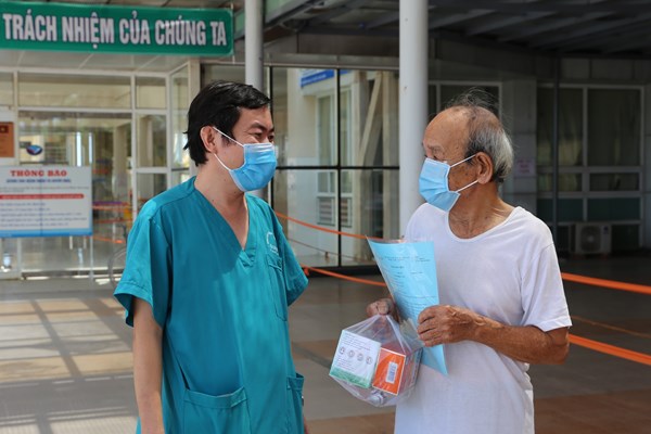 Quảng Nam: Bệnh nhân 90 tuổi mắc Covid-19 phục hồi, xuất viện - Anh 2
