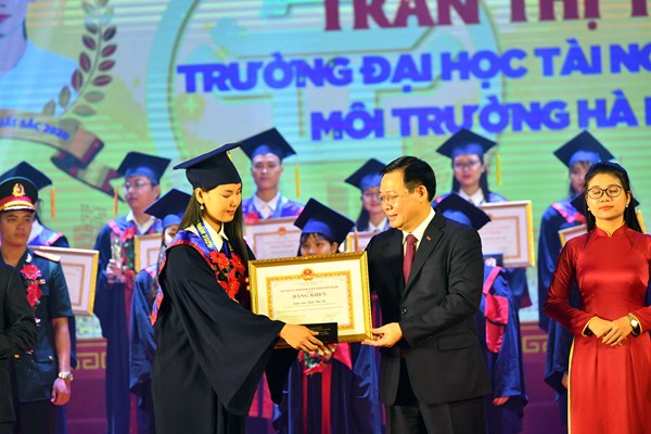 Hà Nội: Tuyên dương 88 thủ khoa xuất sắc tốt nghiệp năm 2020 - Anh 1