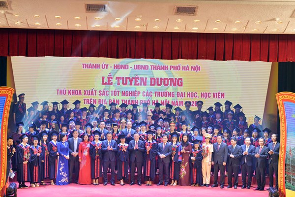 Hà Nội: Tuyên dương 88 thủ khoa xuất sắc tốt nghiệp năm 2020 - Anh 2