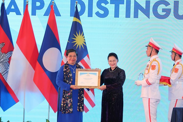 Phó Chủ tịch Thường trực Quốc hội Tòng Thị Phóng nhận Giải thưởng vì sự cống hiến xuất sắc AIPA - Anh 2