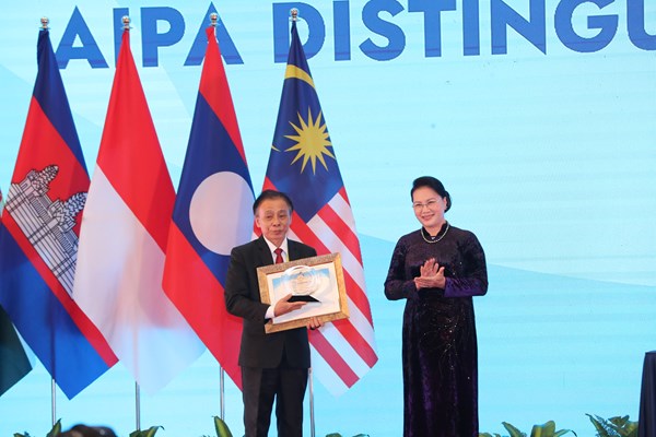 Phó Chủ tịch Thường trực Quốc hội Tòng Thị Phóng nhận Giải thưởng vì sự cống hiến xuất sắc AIPA - Anh 3