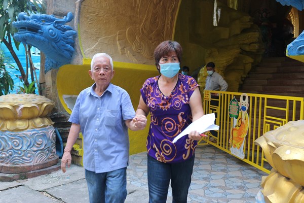Vụ việc thất lạc tro cốt ở chùa Kỳ Quang 2 (TP.HCM): Việc nhận diện diễn ra thuận lợi - Anh 1