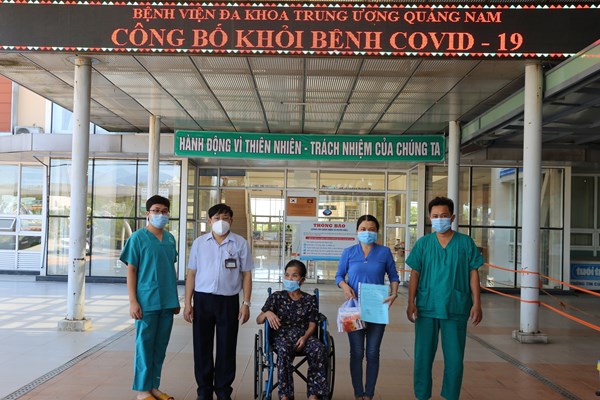 Quảng Nam: Bệnh nhân Covid-19 nhiều bệnh nền, liệt nửa người khỏi bệnh, xuất viện - Anh 1