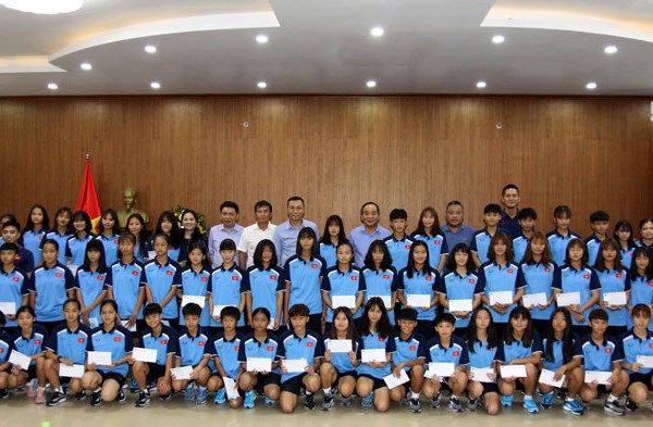 Thứ trưởng Lê Khánh Hải thăm 2 đội tuyển nữ trẻ - Anh 2