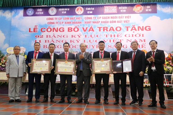 Gốm Đất Việt  đón nhận cú đúp Kỷ lục Thế giới - Anh 3