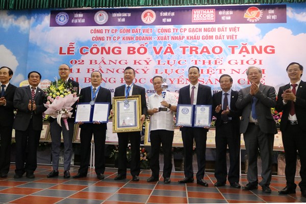 Gốm Đất Việt  đón nhận cú đúp Kỷ lục Thế giới - Anh 1