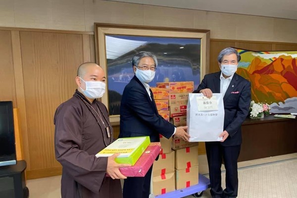 Tổng Lãnh sự quán tại Fukuoka trao quà ủng hộ người dân phòng, chống thiên tai và dịch Covid-19 - Anh 2
